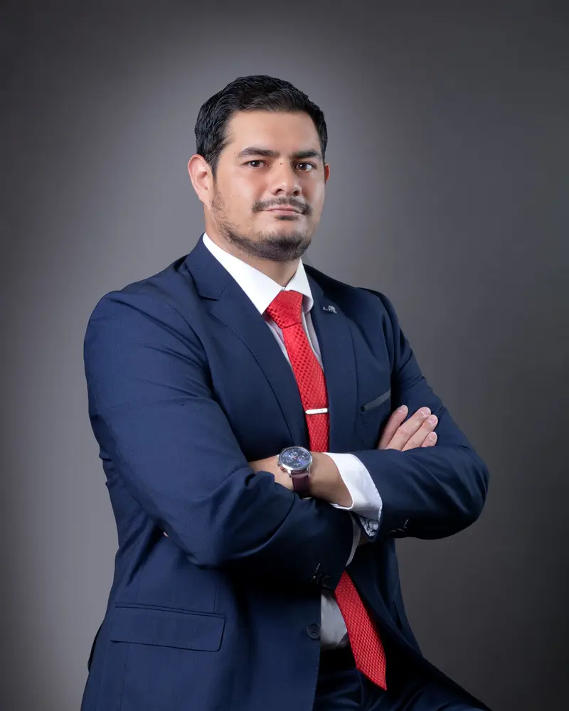 Advogado Dr. Lucas Ferraz em seu escritório